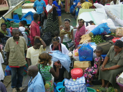 Bild Passagiere kommen an Bord der Liemba in Kigoma